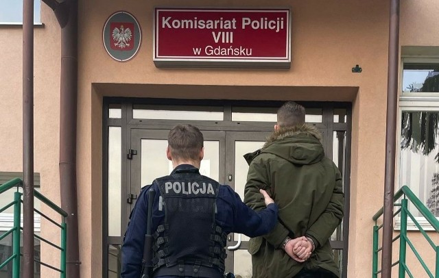 Groził taksówkarzowi przedmiotem przypominającym broń. 27-latka w Gdańsku zatrzymała policja. Najbliższe trzy lata spędzi w więzieniu?