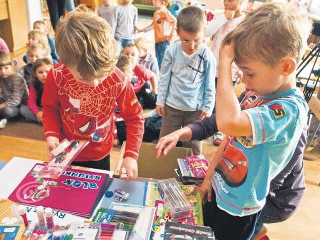 Dzieci z Przedszkola nr 19 w Słupsku przekazują dary MOPR. Trafią one do pierwszoklasistów z najbardziej potrzebujących rodzin.