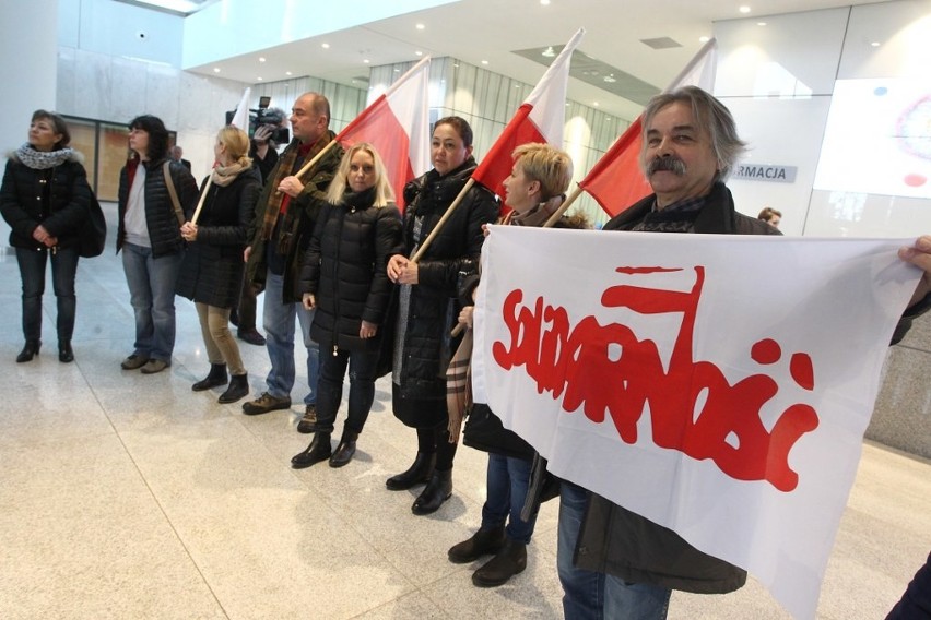 Pracownicy szpitali protestowali przed sesją sejmiku