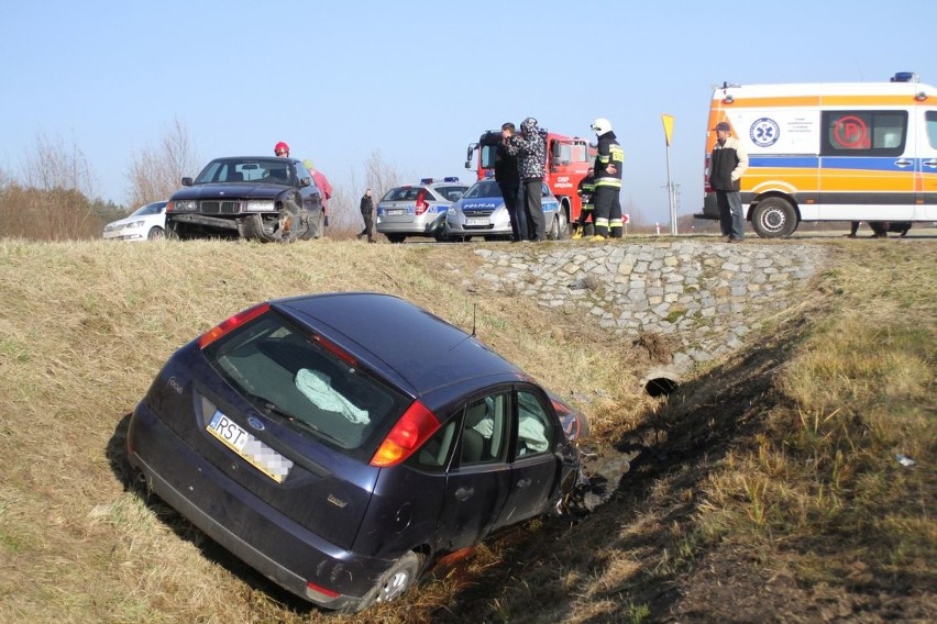 Zderzenie dwóch aut na obwodnicy Grębowa. Dwie osoby ranne (ZDJĘCIA)