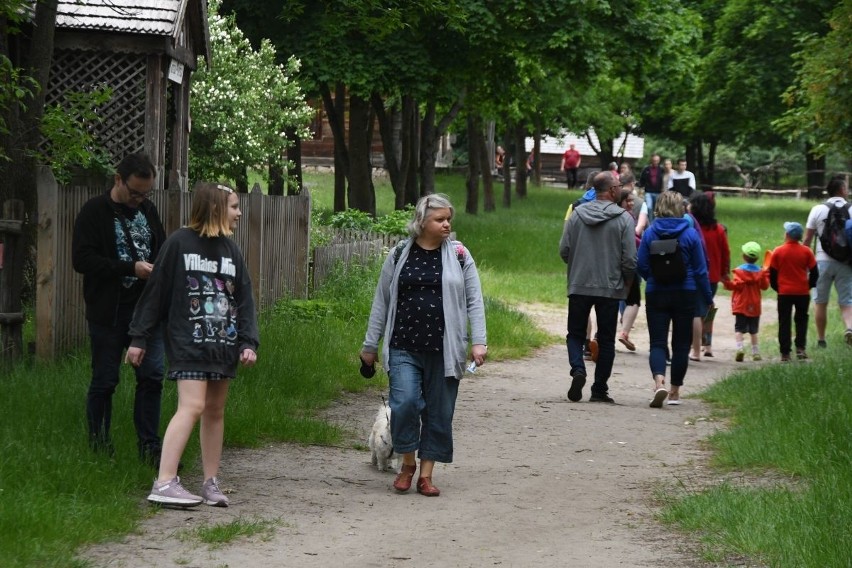 Całe rodziny zwiedzają Park Etnograficzny w Tokarni (DUŻO ZDJĘĆ) 