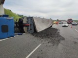 Ciężarówka przewożąca węgiel przewróciła się na A1. Węgiel wysypał się na autostradę. Jeden pas był całkowicie zablokowany