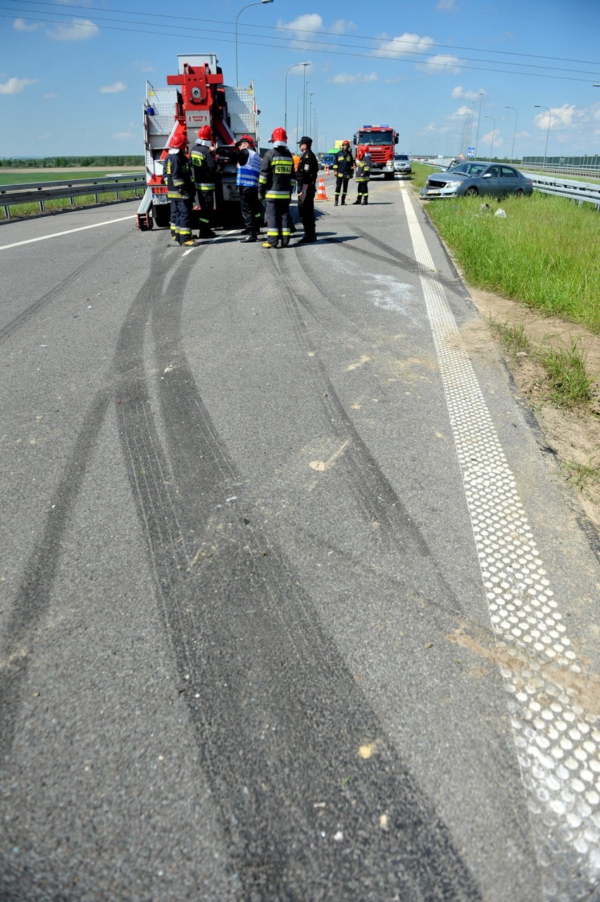 Wypadek na autostradzie w Świlczy. Autobus wjechał w toyotę 