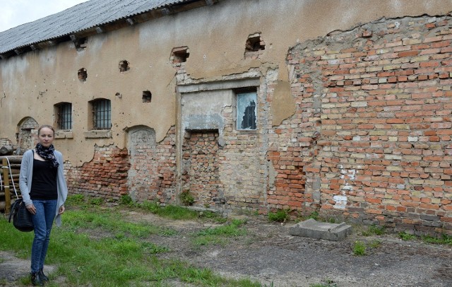 Anita Botor ze słońskiego muzeum pokazuje nam mur, pod którym rozstrzelano setki więźniów obozu.