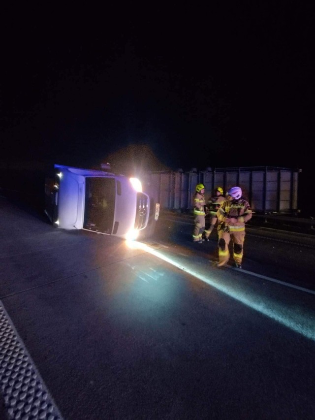 Bus wywrócił się na autostradzie. Droga w stronę Zgorzelca zablokowana.