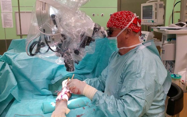 Jedna z operacji z wykorzystaniem nowego mikroskopu Leica dla operacji neurochirurgicznych. Doktor Królikowski nićmi chirurgicznymi cztery razy cieńszymi od włosa, rekonstruuje nerw pośrodkowy. Pacjent na oddział trafił po urazie piłą tarczową, po całkowitym przecięciu nerwu. Dzięki wszczepowi kablowemu (nerw został pobrany z łydki chorego) i rekonstrukcji mężczyzna może poruszać dłonią. Dziś rekonstrukcją nerwu obwodowego zajmują się cztery kliniki w kraju.