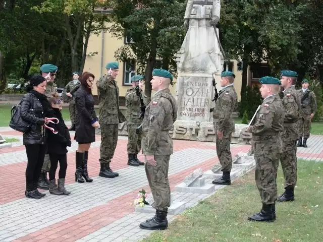 Tablice odsłonięto przed pomnikiem generała Józefa Hallera - patrona 12 BZ.