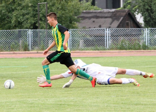 Jakub Głaz (z piłką) strzelił gola dla zespołu juniorów Siarki Tarnobrzeg w sparingu z juniorami Korony Kielce.