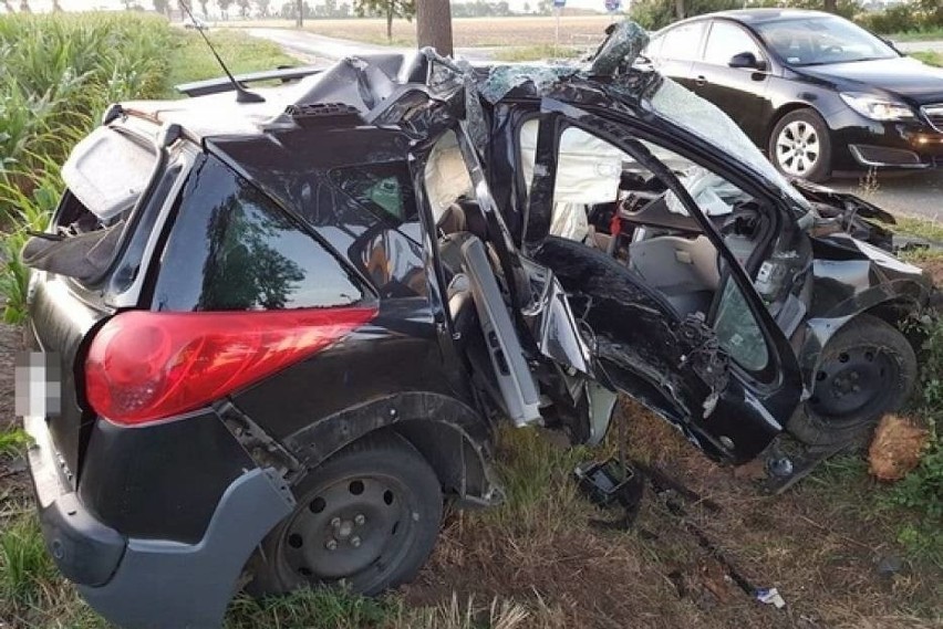 Pępowo: Śmiertelny wypadek na drodze - w zderzeniu samochodu z ciągnikiem rolniczym zginęła młoda kobieta [ZDJĘCIA]