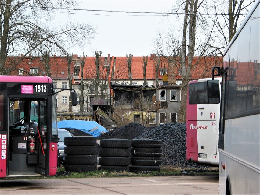 Przez dziurę w płocie dobrze widać, że sąsiadują ze sobą...