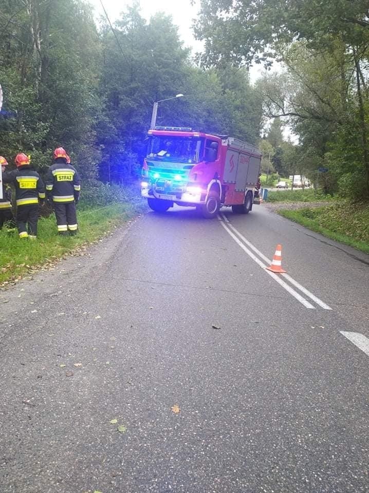 Samochód leżał na boku w potoku w Zalasowej. Na drogę...