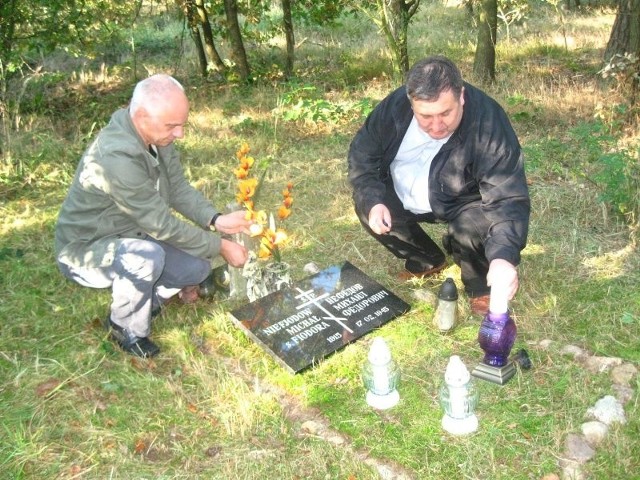 Stanisław Mulica (lewej) i ks. Zygmunt Czepirski zapalili znicze na grobie żołnierza. 