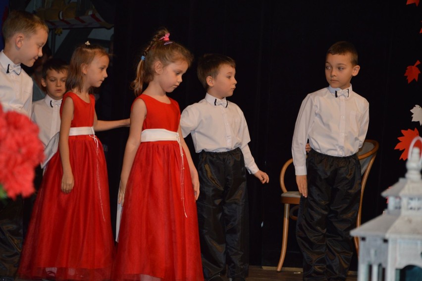 Przedszkolaki z Ostrowca śpiewały i tańczyły dla Niepodległej [ZDJĘCIA]