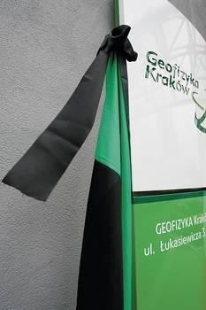 Czarny kir na fladze Geofizyki przed siedzibą firmy w Krakowie Fot. PAP/Jacek Bednarczyk