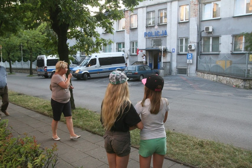 Zamieszki w Zawierciu. Śmierć 21-latka w Zawierciu: znów protest pod komendą policji [ZDJĘCIA + WIDEO]