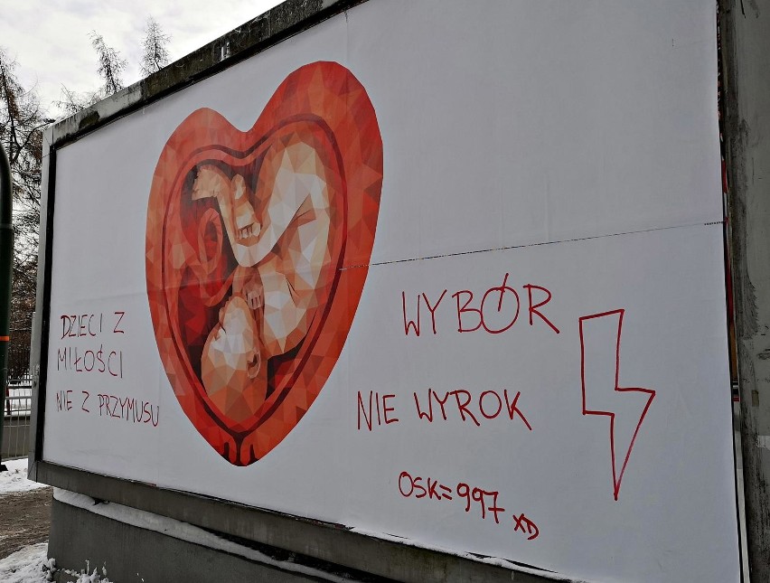 Wojna plakatowa w Krakowie. Nagły zwrot w sprawie charakterystycznej grafiki  [ZDJĘCIA]