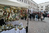 Wielkanocny kiermasz na Zamku. Miody, własne wypieki, babeczki do koszyków wielkanocnych, wędliny... [ZDJĘCIA]