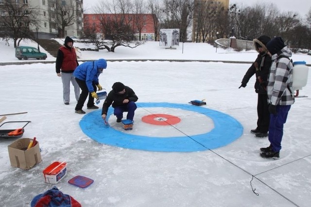 W środę w Parku Staromiejskim odbywały się już pierwsze przygotowania do imprezy. Powstawał m.in. tor do curlingu.