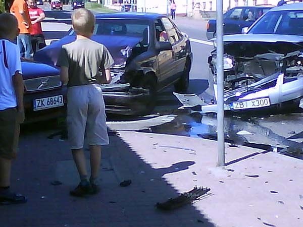 Kolizja w KarlinieNa ulicy Koszalinskiej w Karlinie doszlo do zderzenia trzech aut osobowych. O kolizji poinformowala nas internautka.