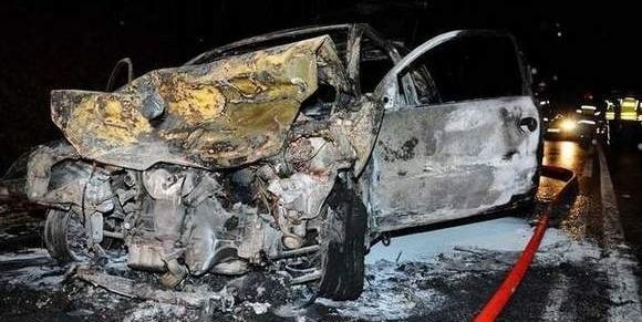 Wrak samochodu po wypadku w Baniukach