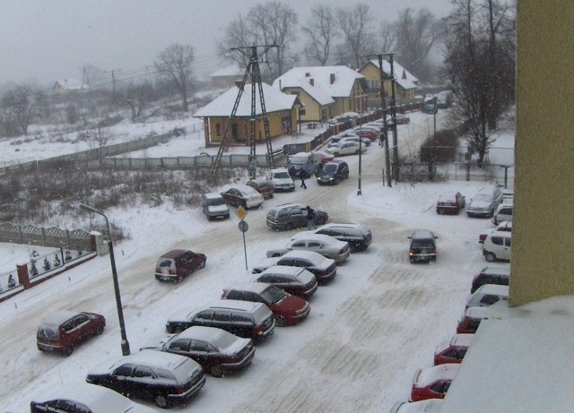 Mieszkańcy Przysuchy skarżą się, że parking na ulicy Szkolnej jest ciasny.