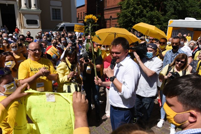 Szymon Hołownia, przyjechał dziś (16.06) do Torunia. Po spotkaniu z dziennikarzami w okolicy Portu Drzewnego, kandydat na Prezydenta RP, spotkał się na starówce z mieszkańcami i sympatykami. Zobaczcie, jak było! Oto nasza fotorelacja.Szczegółowy opis wizyty i przemówień Szymona Hołowni znajdziesz TUTAJZobacz także: Szymon Hołownia w Toruniu przy imperium o. Rydzyka [zdjęcia]