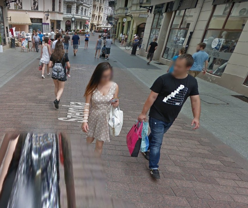 Przyłapani przez kamerę Google Street View na ulicach...