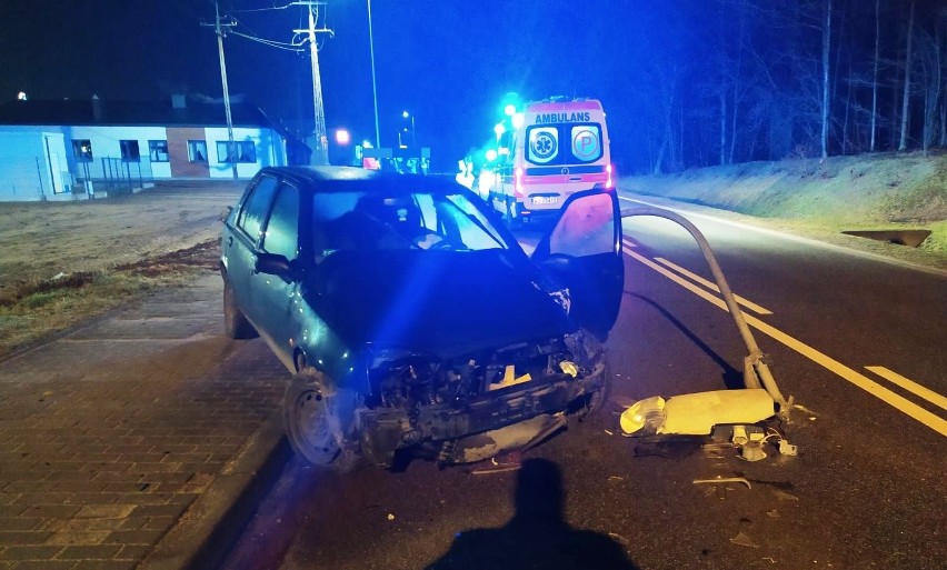 Wypadek w Łysych, 30.12.2020. Ford uderzył w latarnię. Za