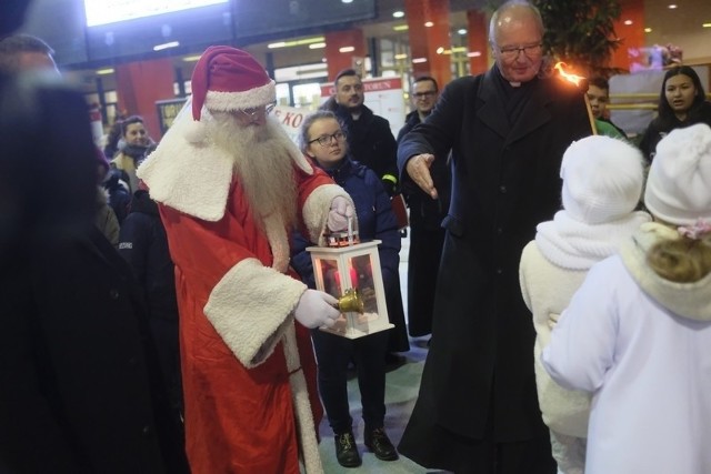 Ostatniego listopada na toruńskim lodowisku ”Tor-Tor” odbyła się Inauguracja XXV Wigilijnego Dzieła Pomocy Dzieciom z udziałem 3000 uczniów. Uczestnicy wydarzenia zapalili ogromną świecę wigilijną.Na inauguracji tradycyjnie pojawił się Mikołaj ze śnieżynkami, a na lodzie zaprezentowali się łyżwiarze i hokeiści.Zobacz także: Urodziny Radia Maryja. W sobotę będą utrudnienia w ruchuW tym roku oprócz łakoci i opasek odblaskowych uczestnicy otrzymali także owoce i warzywa. Podsumowano również akcję „Jestem widoczny, jestem bezpieczny” oraz „Warto być bohaterem”, w ramach której młodzież zebrała w tym roku już ponad 30 000 zł (uczniowie Szkoły Podstawowej Towarzystwa Salezjańskiego jak co roku wykazali się największą ofiarnością i przekazali ponad 6500 zł) na pomoc chrześcijańskim uczniom w ogarniętej wojną Syrii oraz dla chorych dzieci z naszej diecezji.Świąteczna świeca Caritas tworzy polską Wigilię od 25 lat. Od 19 lat Wigilijne Dzieło Pomocy Dzieciom jest ekumenicznym dziełem tworzonym wspólnie przez Caritas Kościoła Katolickiego, Diakonię Kościoła Ewangelickiego i Eleos Polskiego Kościoła Prawosławnego. NowosciTorun 