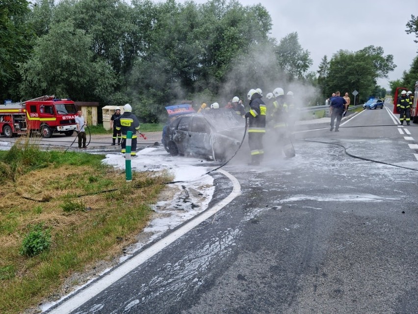 Pożar samochodu w Sułkowicach na drodze wojewódzkiej