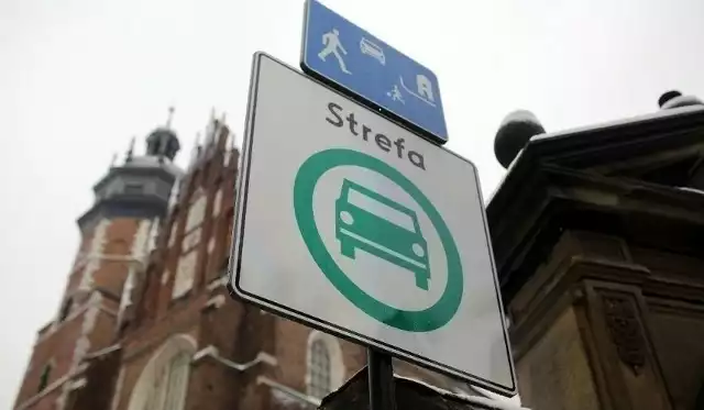 Krakowska Strefa Czystego Transportu wzbudziła wiele kontrowersji wśród kierowców. Mimo głosów sprzeciwu, jeszcze do niedawna miała zostać zrealizowana.