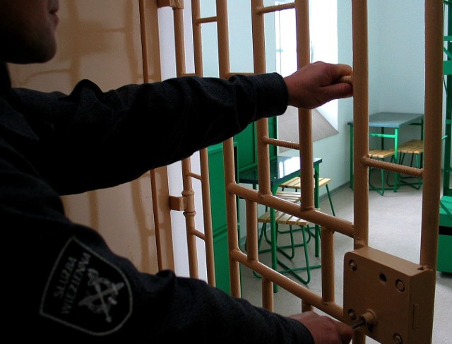 Według prokuratury, strażnicy z przemyskiego więzienia nie dopełnili obowiązków.