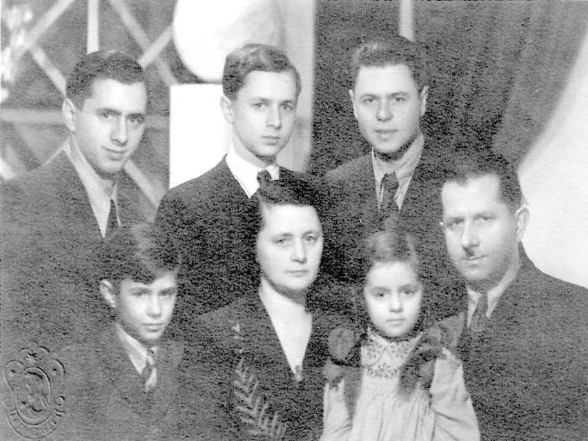 Rok 1945. Rodzina Sajdaków w komplecie. - Najstarszy brat...