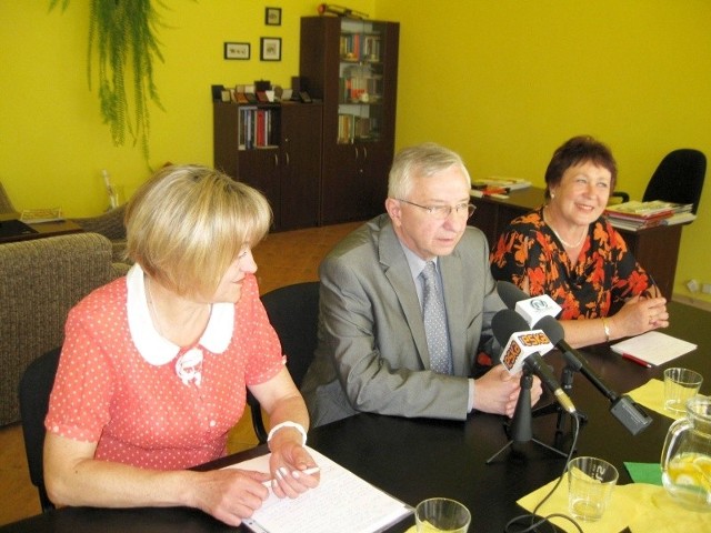 Podczas konferencji prasowej w Starachowicach, w środku poseł Krzysztof Lipiec