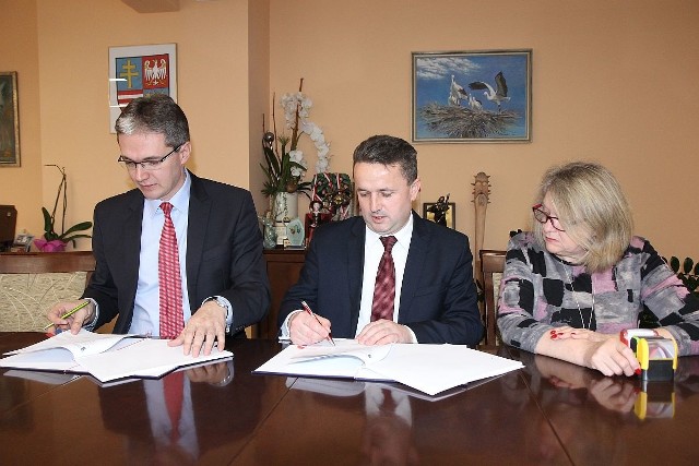 Od lewej: marszałek województwa świętokrzyskiego Adam Jarubas, burmistrz Staszowa Leszek Kopeć, skarbik w Urzędzie Miasta i Gminy w Staszowie Joanna Pokora.