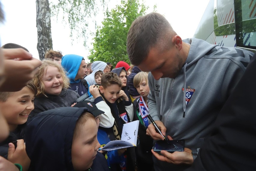 18.05.2023. W gliwickiej Sośnicy piłkarze Górnika Zabrze na...