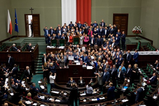 Blokada mównicy przez posłów opozycji.