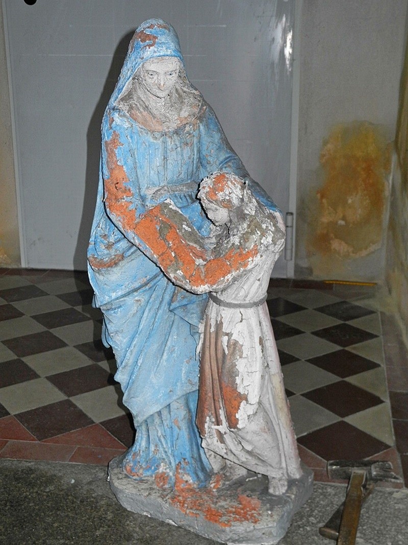 Zabytkowa figura św. Anny z murów starego szpitala w Oleśnie