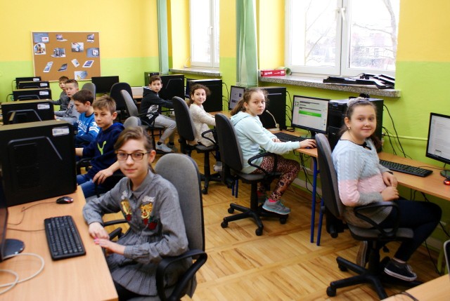 Przy nowych komputerach uczniowie klasy V Szkoły Podstawowej w Lubieni.