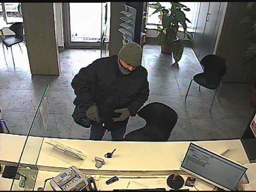 Napad na filię banku w Żukowie - rozpoznajesz napastnika? Masz nagranie z kamerki samochodowej? Daj znać policji [zdjęcia, wideo]