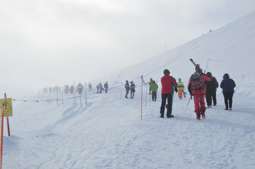 Tatry. Kasprowy Wierch oblężony przez narciarzy i turystów [ZDJĘCIA]