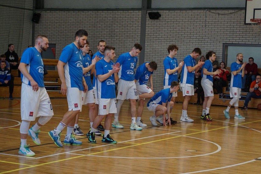 Trener Enei Basket Poznań odbiera nagrodę dla najlepszego...