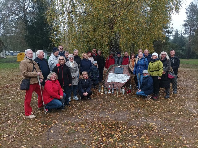 Uczestnicy niedzielnego spotkania przy Kamieniu Pamięci w Stanicy Wodnej PTTK Gostycyn - Nogawica