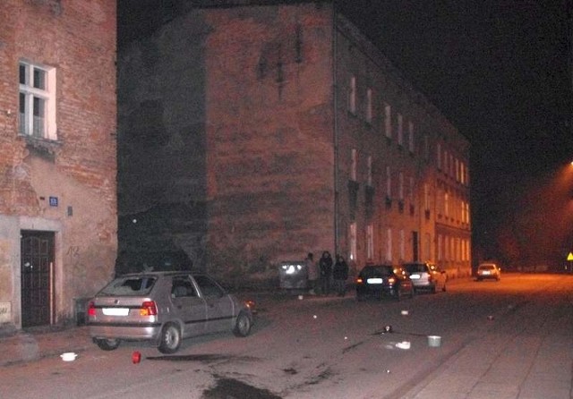 Lokator mieszkania na II piętrze kamienicy na ul. Morcinka wyrzucił z domu kuchenne garnki na ulicę i chodnik.