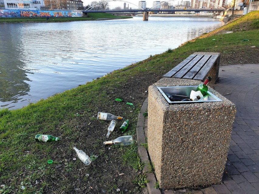 Śmieci wysypują się z kubłów na Bulwarze Nadodrzańskim w...