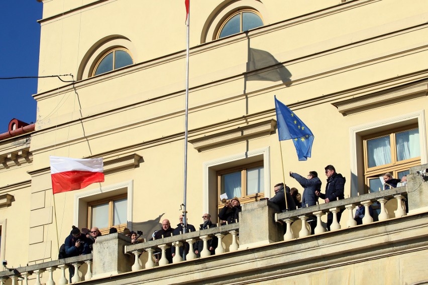 Pożegnanie Romualda Lipko. Flaga na balkonie ratusza opuszczona do połowy masztu