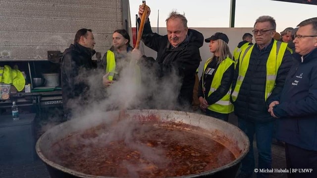 Marszałkowska pomoc w gotowaniu barszczu ukraińskiego na polsko-ukraińskim przejściu granicznym w Medyce.