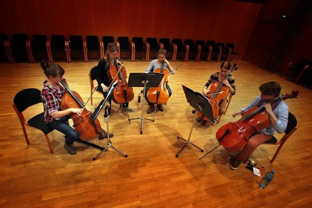 Orkiestra Czterech Kultur ćwiczy przed koncertem
