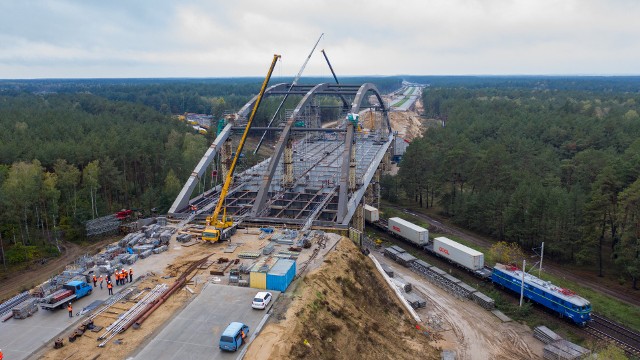 Do zakończenia 15-kilometrowej trasy brakuje już tylko kilkuset metrów nawierzchni na wiadukcie nad linią kolejową w Maksymilianowie.Pomiędzy węzłami Bydgoszcz Północ a Bydgoszcz Opławiec ułożona już została w całości nawierzchnia betonowa. Do zakończenia 15-kilometrowej trasy brakuje już tylko kilkuset metrów nawierzchni na wiadukcie nad linią kolejową w Maksymilianowie oraz moście nad Brdą. To informacje, które przekazał nam Tomasz Okoński, główny specjalista do spraw komunikacji w GDDKiA w Bydgoszczy. - Tę całą trasę chcemy udostępnić kierowcom w tym roku.     Naszym zdaniem najciekawiej prezentuje się wiadukt nad torami kolejowymi w Maksymilianowie. Trwa tam montaż i wzmacnianie łuków, spawanie i wzmacnianie konstrukcji, rozpoczął się też montaż płyt prefabrykowanych, na których ułożona zostanie nawierzchnia drogi ekspresowej. Długość całkowita obiektu - 162  m, szerokość 38 m. Łuk wiaduktu ma 25,5 m.