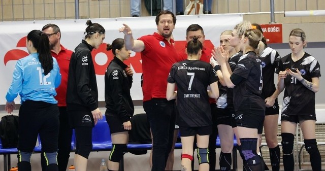 Handball JKS Jarosław (czarne stroje) zainkasował cenne trzy punkty.